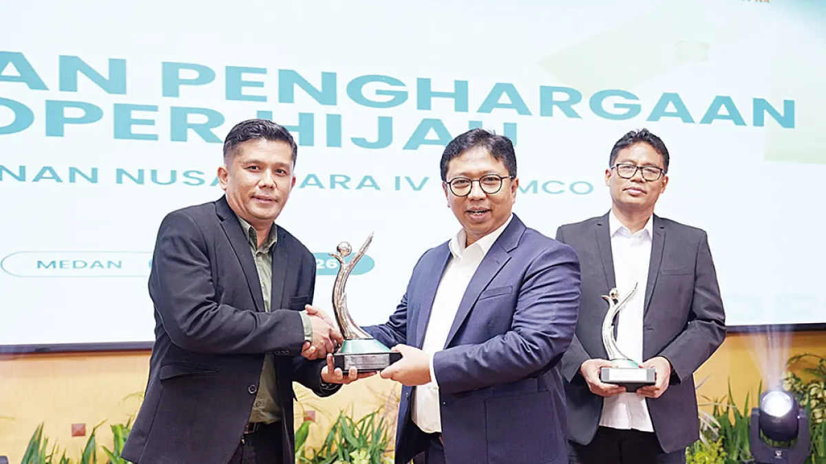 Direktur Strategy and Sustainability PTPN IV PalmCo Ugun Untaryo (tengah) saat menerima penghargaan Proper Hijau dari Kementerian Lingkungan Hidup, belum lama ini. (Humas PTPN IV)