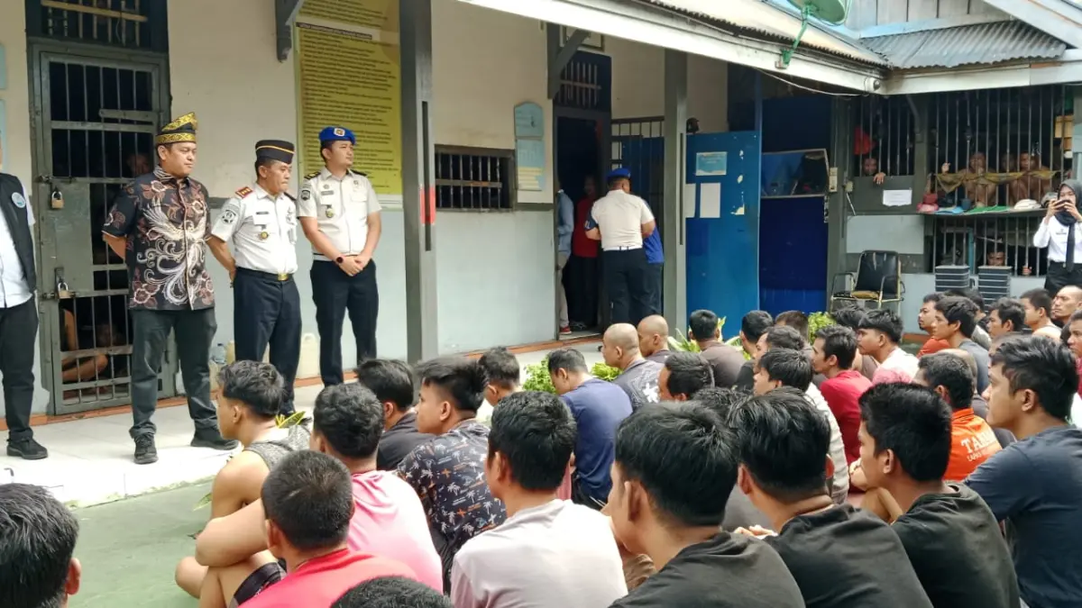 Kalapas Kelas IIB Teluk Kuantan Arif Herdian SH dan Kasatres Narkoba Polres Kuansing AKP Hasan Basri, memberikan imbauan pada WBP saat sidak, Jumat (8/5/2026). (Desriandi Candra)
