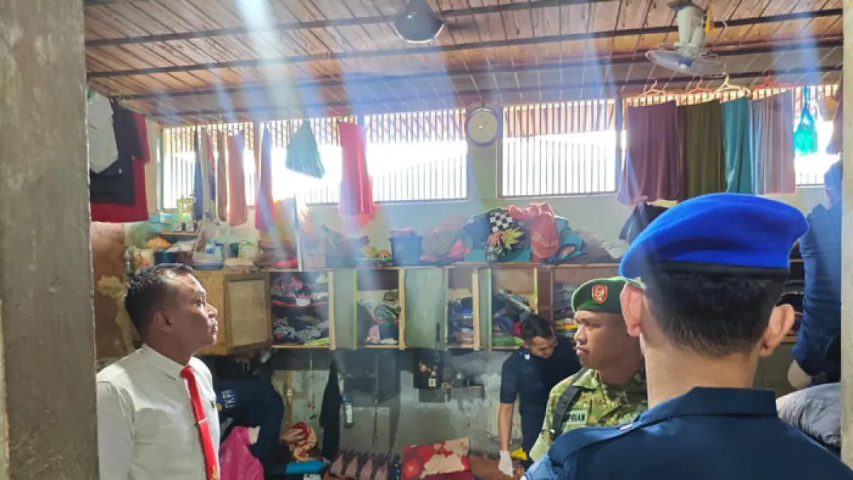 Kasat Reserse Narkoba Polres Inhu, Iptu Rifles Bagariang SH MH serta APH lainnya saat melakukan razia kamar hunian di Rutan Kelas IIB Rengat, Jumat (8/5/2026). (Rutan Rengat untuk Riaupos.co)