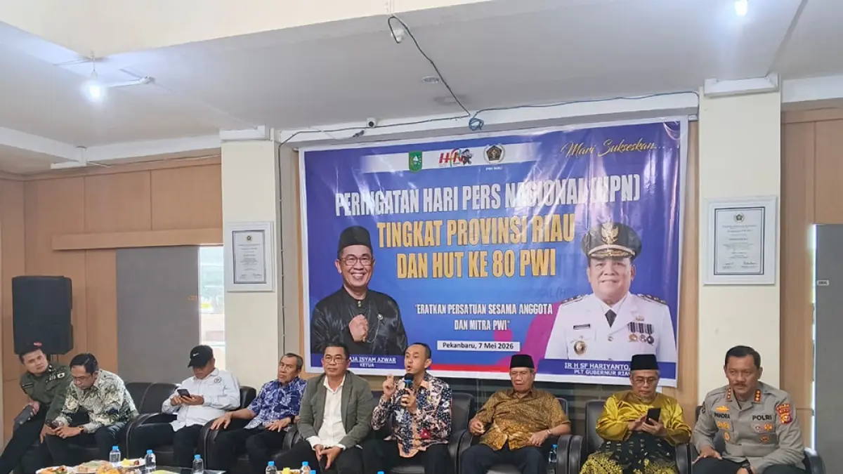 Kepala Diskominfotik Riau Supriadi meyampaikan pendapat dalam diskusi pada Peringatan Hari Pers Nasional Tingkat Provinsi Riau sekaligus Hari Ulang Tahun ke-80 PWI di Sekretariat, Jalan Arifin Achmad, Pekanbaru, Kamis (7/5/2026). (PWI RIAU)