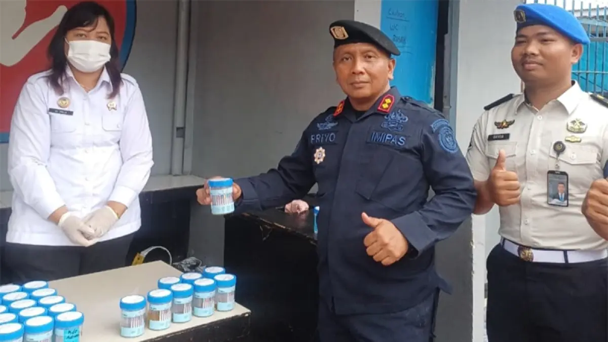 Kepala Lapas Kelas IIA Bengkalis, Priyo Tri Laksono menyerahkan urinenya untuk dilakukan tes narkoba usai Apel Ikrar Pemasyarakatan Bersih dari Halinar dan sosialisasi kesehatan serta razia blok hunian pada, Jumat (8/5/2026). (ISTIMEWA)