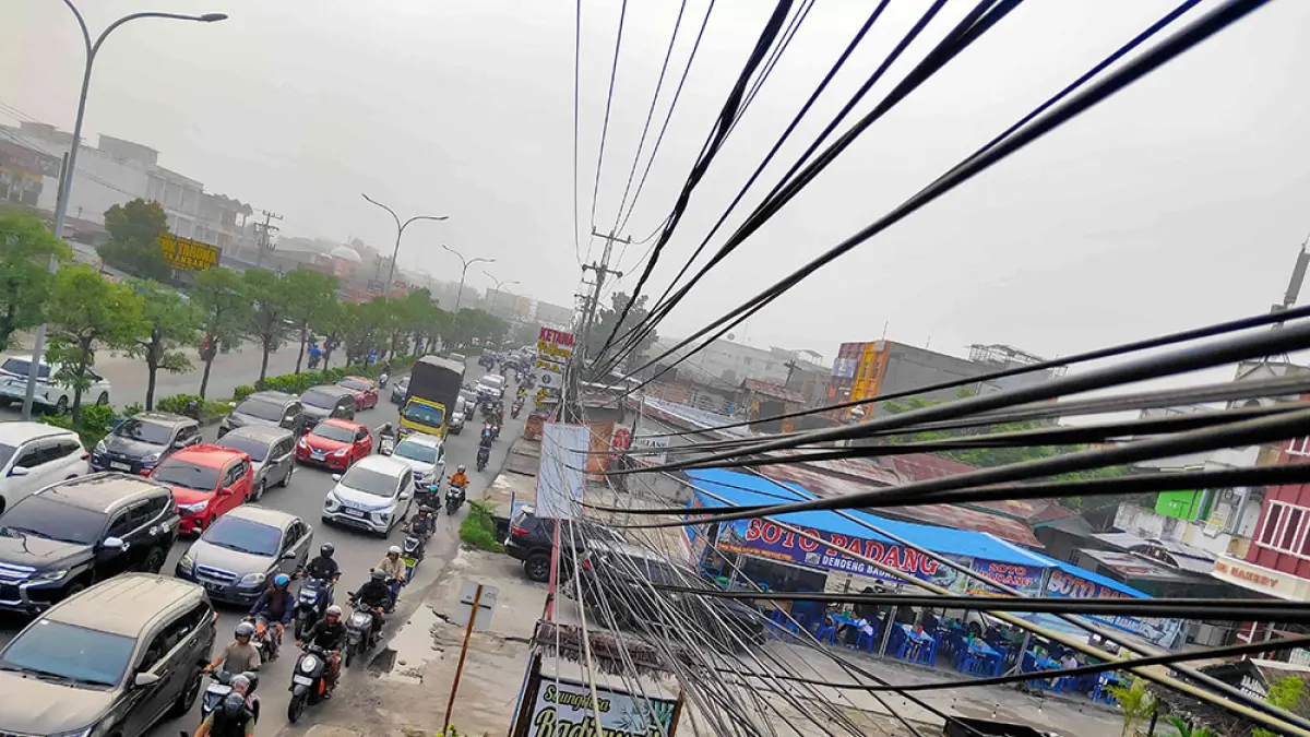 Kondisi kabel fiber optik  yang semrawut di Jalan HR Soebrantas, Pekanbaru. Foto diambil beberapa hari lalu. (EVAN GUNANZAR/RIAU POS)