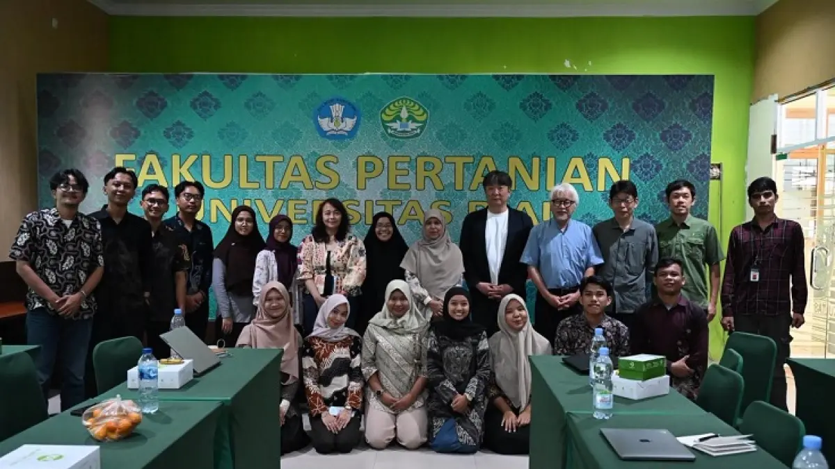 Mahasiswa Jurusan Agroteknologi, Fakultas Pertanian Universitas Riau berfoto bersama dengan perwakilan perusahaan Jepang Aichi Kaiun Co Ltd. (Istimewa)