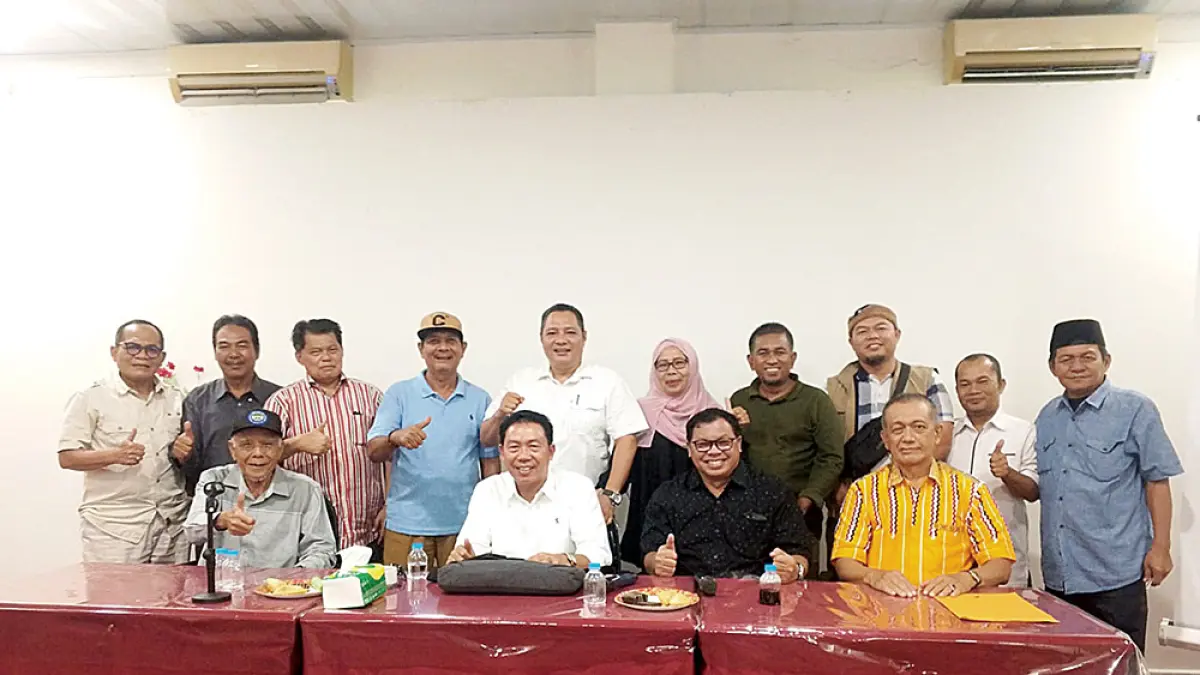 Para pengurus IKKS Pekanbaru foto bersama usai rapat persiapan kurban di Wisma Jalur Kota Pekanbaru, Rabu (6/5/2026). (Herianto Baserah/Riau Pos)