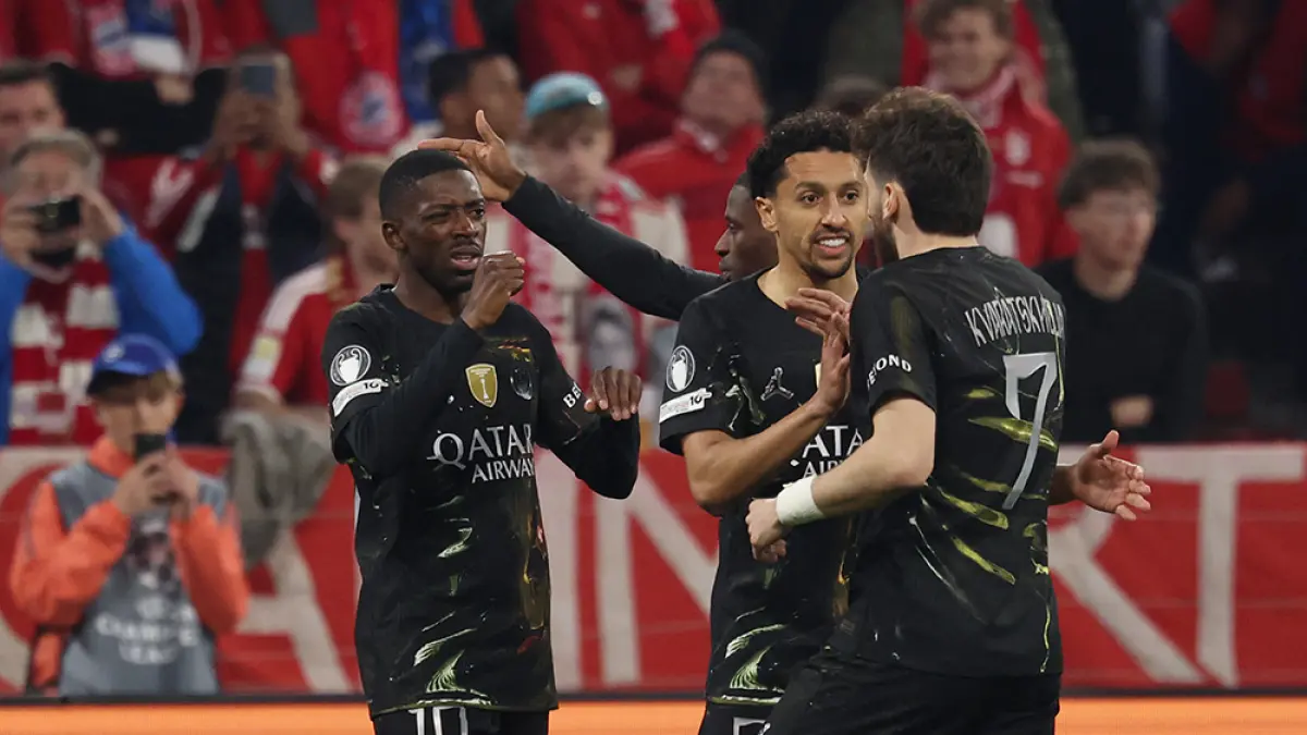 Penyerang Paris Saint-Germain Ousmane Dembele (kiri)  merayakan gol pada leg ke­­dua semifinal Liga Champions UEFA melawan Paris Saint-Germain (PSG) di Munich, Jerman.  (FRANCK FIFE/AFP)