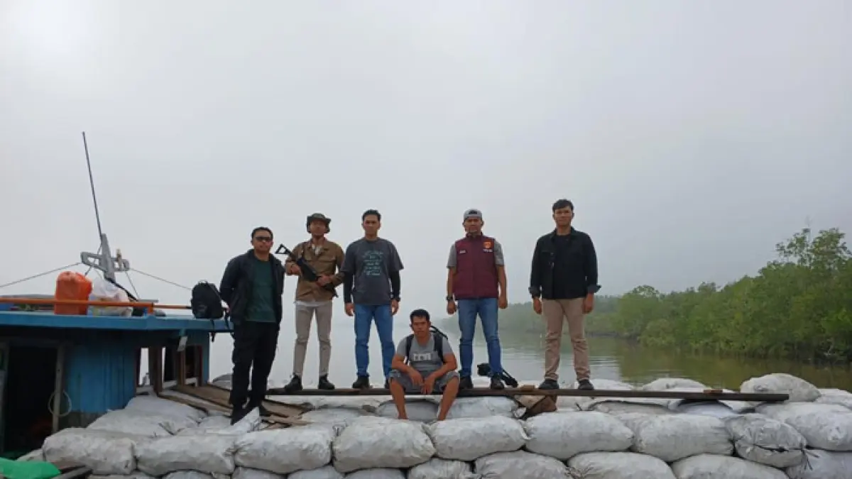 Ratusan ton arang bakau yang diamankan Polda Riau hasil pembabatan hutan mangrove di wilayah pesisir Meranti, baru-baru ini. (Istimewa)