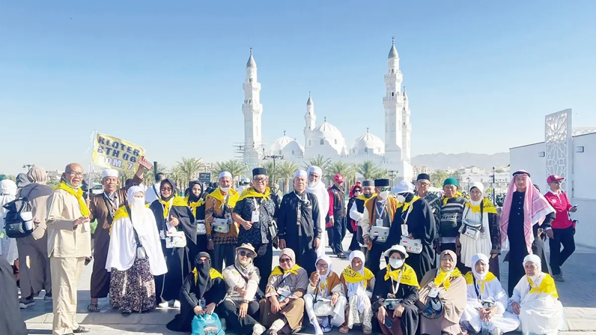 Sebagian JCH Riau asal Rokan Hilir foto bersama menjelang keberangkatan ke Makkah, beberapa hari lalu. (Kemenhaj Rohil)