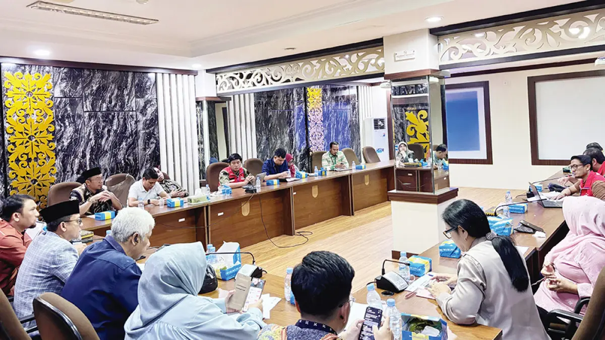 Suasana rapat dengar pendapat Komisi II DPRD Pekanbaru bersama Pertamina Patra Niaga&nbsp;di DPRD Pekanbaru, Kamis (7/5/2026). Rapat ini membahas fenomena antrean panjang kendaraan yang akan mengisi BBM di SPBU,  beberapa hari lalu. (DPRD Pekanbaru)