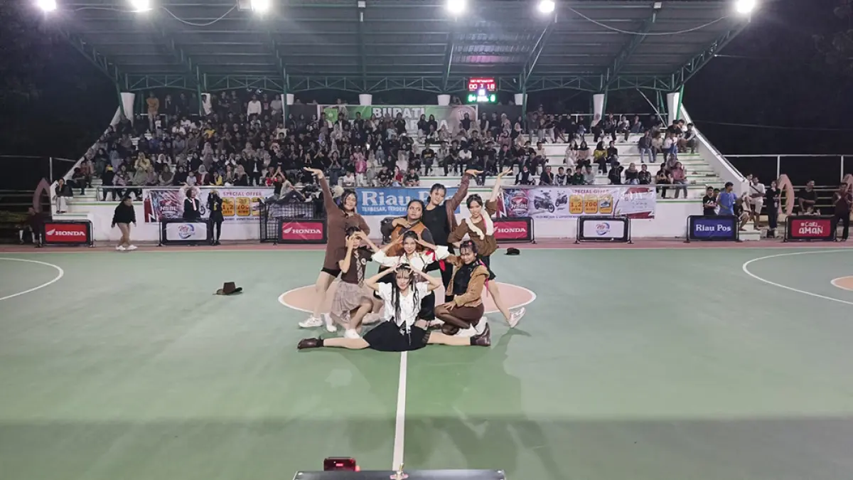  Tim dance SMKN 1 Rengat saat melakukan atraksi dalam Riau Pos-Honda Student Basketball League (HSBL) Rengat Series, Kamis (7/5/2026). (kasmedi/riau pos)