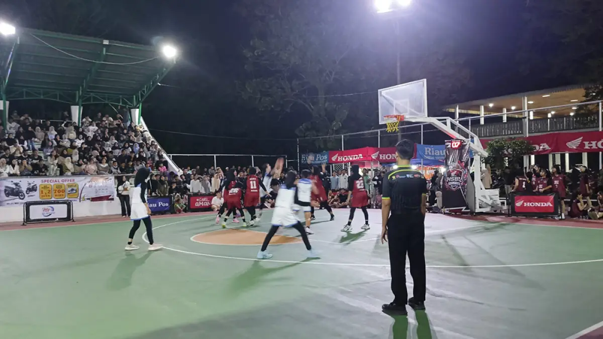 Tim putri SMAN 1 Seberida (baju merah) saat berebut bola dengan tim SMAN 1 Rengat dalam pertan­dingan Riau Pos-Honda Student Basketball League (HSBL) Rengat Series, Kamis (7/5/2026). Dalam pertandingan itu, SMAN 1 Seberida unggul 12-9. (kasmedi/riau pos)