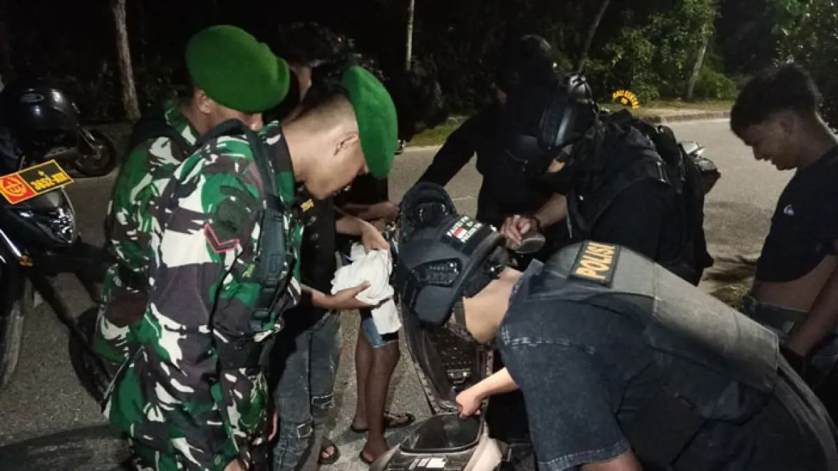 Tim Raga Res Polres Kampar bersama personel TNI melaksanakan patroli malam humanis di sejumlah titik strategis di Kota Bangkinang, Kamis (7/5/2026) malam. (Humas Polres Kampar untuk Riaupos.co)