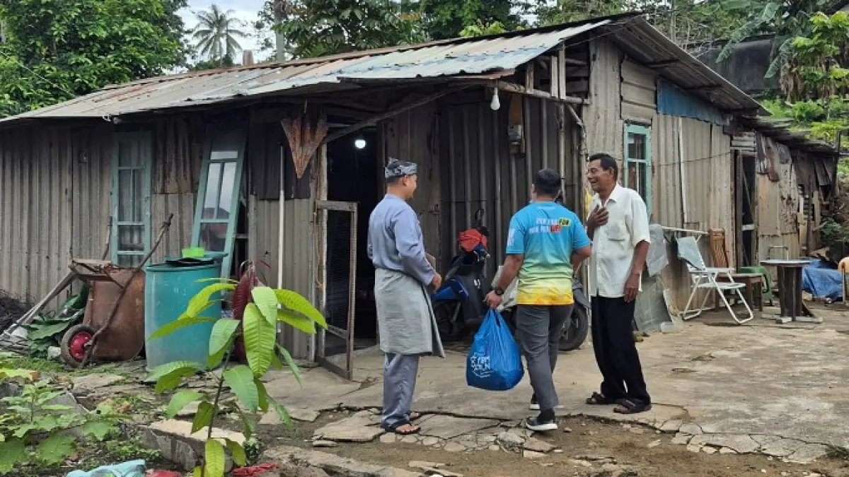 Asisten Manager Keuangan dan Umum Deni Irawan, Amil YBM PLN UP3 Tanjungpinang Muhammad Firdiyansyah mengantar bantuan untuk dhuafa di Kelurahan Kamboja, Jumat (8/5/2026). (Istimewa)