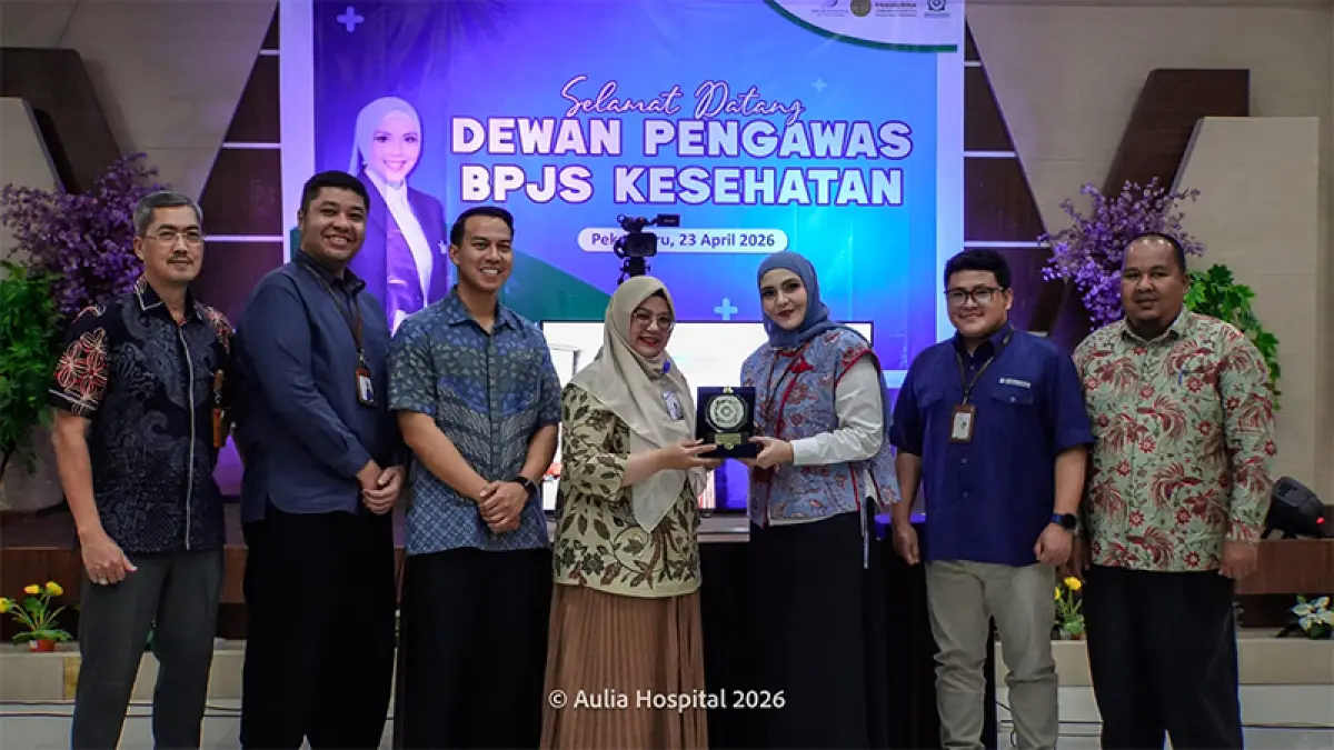 Direktur Aulia Hospital dr Marissa Alfian, foto bersama Dewas BPJS Kesehatan dr Lula Kamal MSc dan Asisten Deputi Bidang SDM Umum Kedeputian Wilayah II BPJS Kesehatan Jenal Mutakin Sambas.&nbsp;(ISTIMEWA)