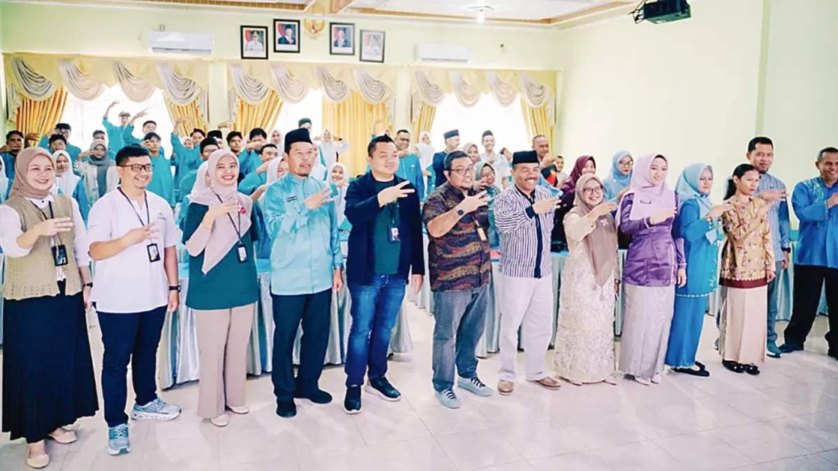 Jajaran PT Pegadaian Kantor Wilayah II Pekanbaru foto bersama saat penyelenggaraan program Pegadaian Peduli Pendidikan (Gold Generation), Jumat (8/5/2026).(PT Pegadaian untuk riau pos)
