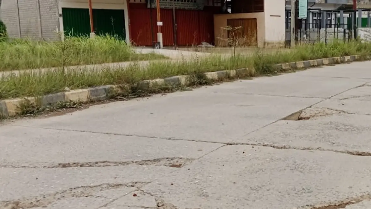 Jalan provinsi yang menghubungkan Simpang Empat Rumah Dinas Jabatan-Sungai Rumbio Telukkuantan, pecah-pecah dan membahayakan pengendara terutama sepeda motor seperti terlihat Sabtu (9/5/2026). (Desriandi Candra/Riaupos.co)