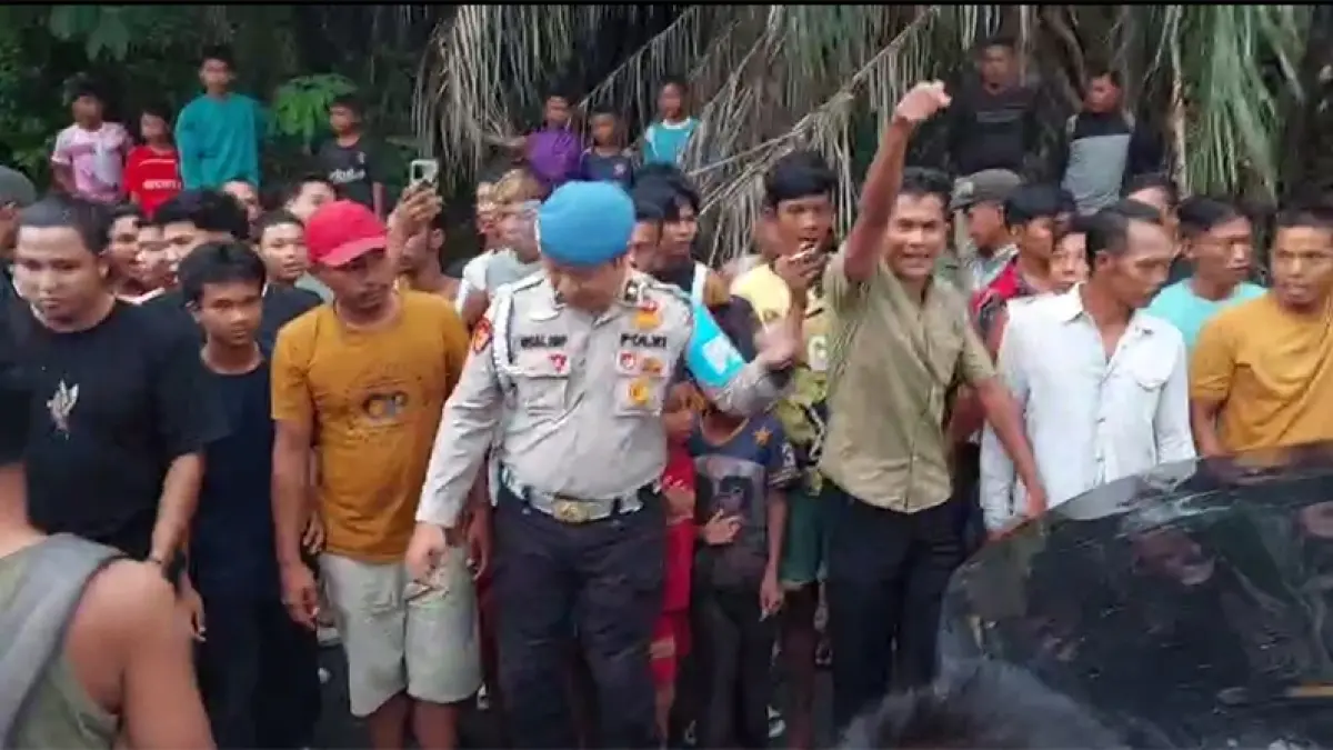 Massa saat mendatangi Mapolsek Rantau Kopar mendesak penangkapan diduga bandar narkoba di wilayah tersebut. (Foto Zurfami, warga Rantau Kopar).
