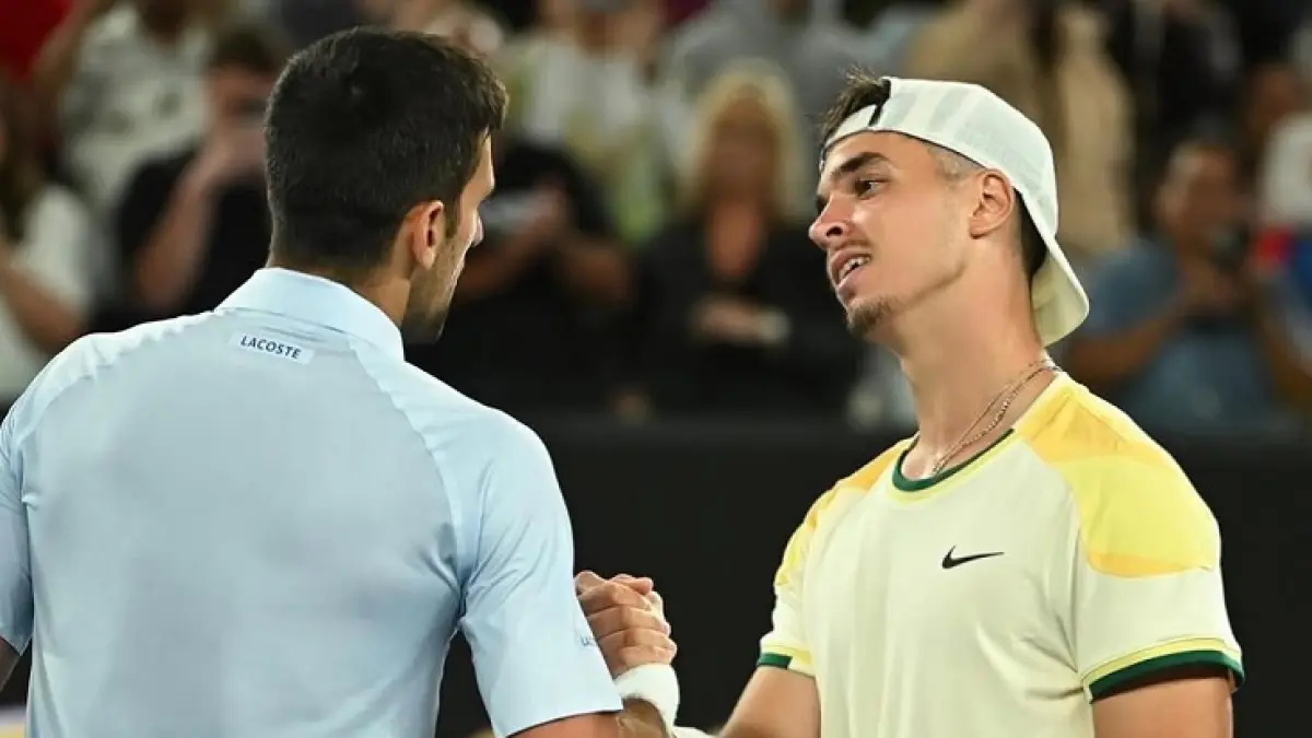 Novak Dokovic (kiri) ucapkan selamat atas kemenangan petenis kualifikasi dari Kroasia Dino Prizmic yang 18 tahun lebih muda darinya di ajangn Italian Open 2026. (Instagram @dino_prizmic) 