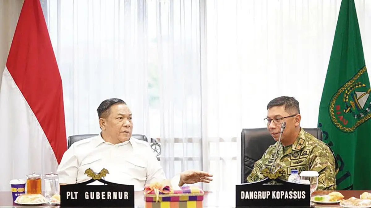 Pelaksana Tugas Gubernur Riau SF Hariyanto berdiskusi dengan Komandan Grup 3 Kopassus Brigjen TNI Bram Pramudia di Ruang Rapat Wagubri Kantor Gubernur Riau, Pekanbaru, Jumat (8/5/2026).