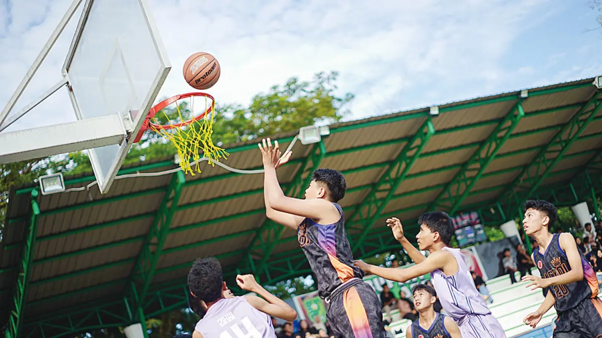 Pemain basket SMAN 1 Rengat saat me­­masukkan bola ke ring ketika menghadapi tim SMKN 1 Re­­ngat pada Riau Pos-Honda Student Basketball League di Lapangan Basket Bupati Tulus Arena, Jumat (8/5/2026).