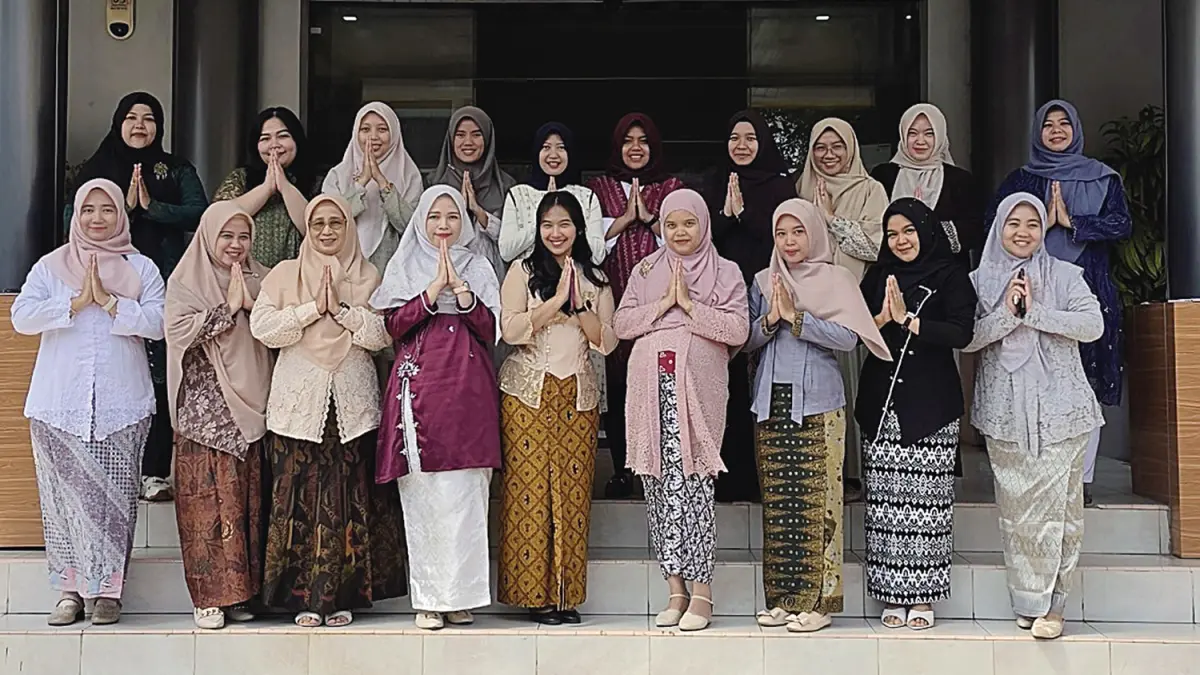 Peringati Hari Kartini, Srikandi PLN NP kompak mengenakan kebaya.