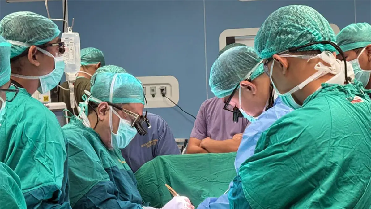 Tim dokter RSUD Arifin Achmad saat melakukan operasi jantung. Ft humas RSUD Arifin Achmad