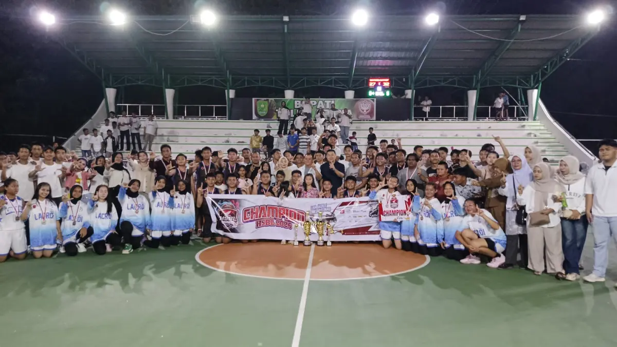 Ketua TP PKK Kabupaten Inhu, Suci Rahmiani SSos MSi, Promotion Section Head PT Capella Dinamik Nusantara, Haryanto Budhiman, Owner CV Herry Motorindo Mandiri Rengat, Herry Efendi Pranata, pimpinan Cabang CV Herry Motorindo Mandiri Rengat Rahman Nazli foto bersama tim dan suporter SMAN 1 Rengat usai memenangkan liga basket Riau Pos-HSBL Series Rengat di lapangan basket Bupati Tulus Arena, Sabtu (9/5/2026).