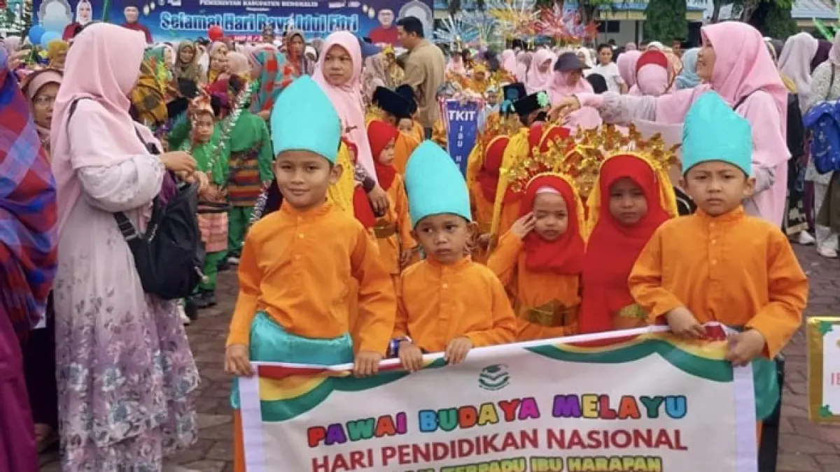 Anak-anak TK Islam Terpadu Ibu Harapan tampil mengenakan busana adat Melayu saat mengikuti Pawai Budaya Melayu Hari Anak Nasional ke-42 di Lapangan Tugu Bengkalis, Ahad (10/5/2026). (Istimewa)