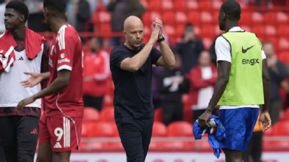 Arne Slot bertepuk tangan kepada para penggemar setelah hasil imbang Liverpool melawan Chelsea pada hari Sabtu. (Peter Byrne/PA Images via Getty Images)
