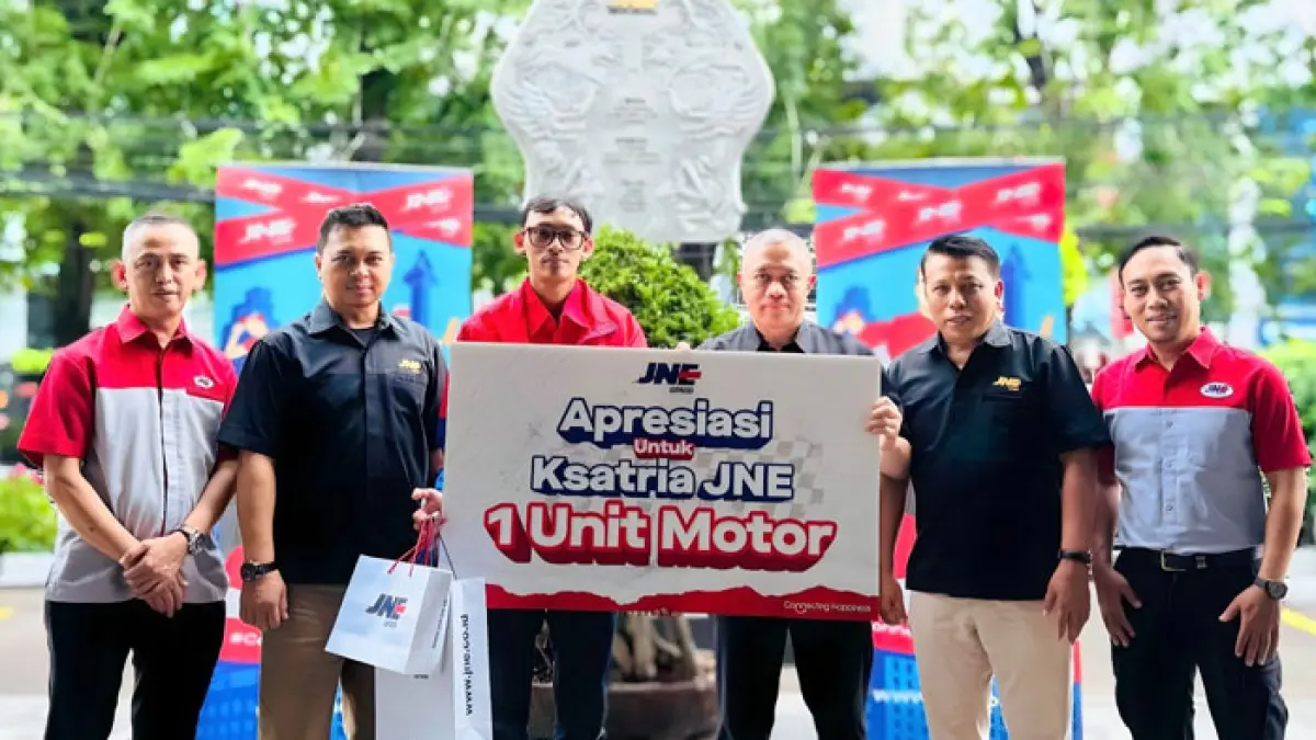 JNE menyerahkan apresiasi kepada kurir JNE yang menjadi korban begal di Bandung belum lama ini.(Istimewa)