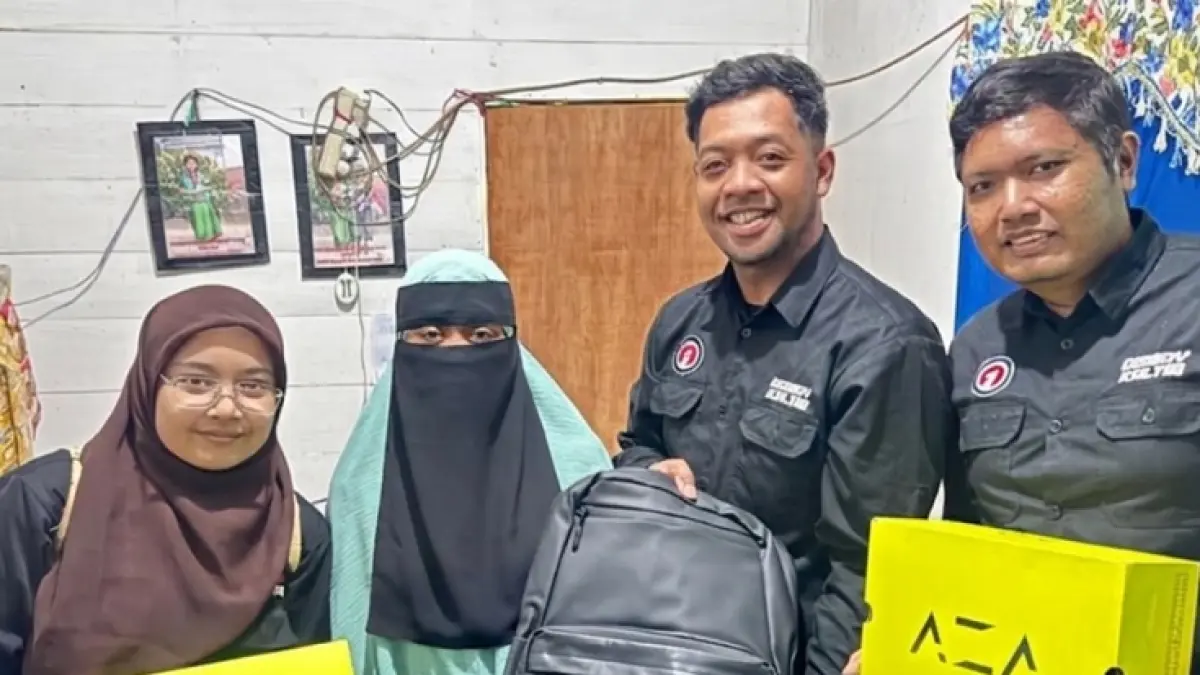 Keluarga almarhum Mandala Rizky Syahputra menerima bantuan berupa sepatu dan tas sekolah dari brand apparel AZA milik DBL Indonesia. (AZA DBL Indonesia)