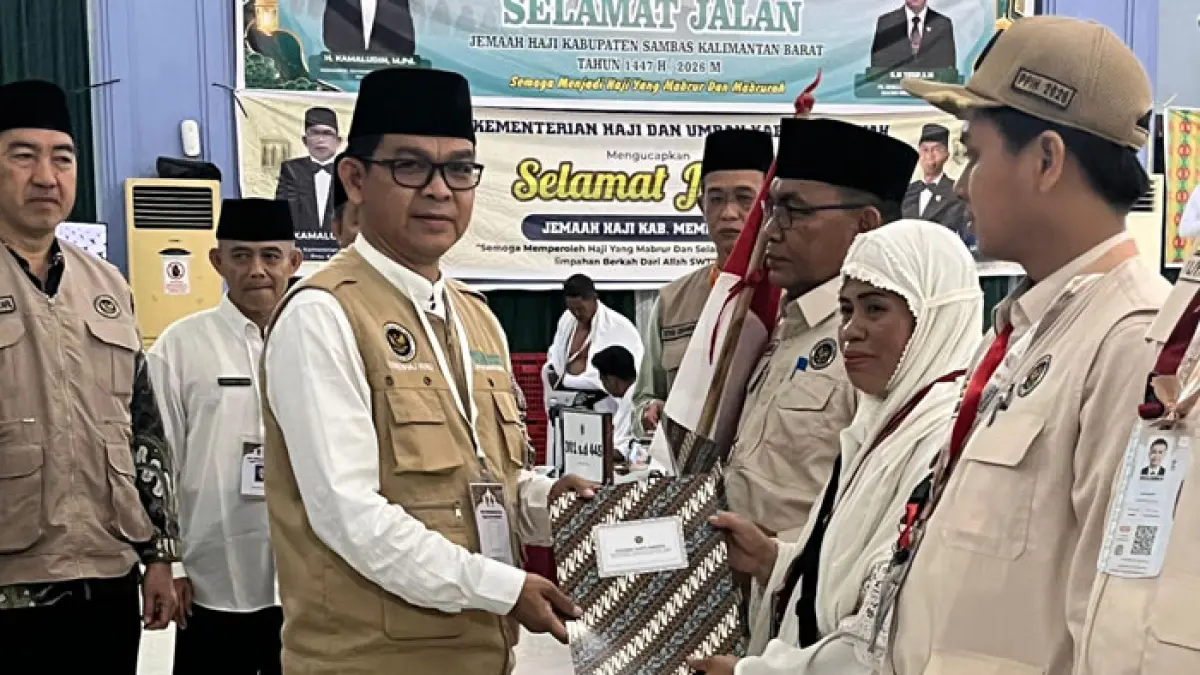 Kepala Kantor Wilayah Kementerian Haji dan Umrah Provinsi Riau, Defizon saat bertemu jemaah haji dan petugas di Asrama Haji Batam. (Istimewa)