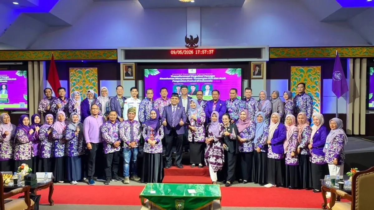 Ketua IAKMI Provinsi Riau Periode 2026 – 2030 Dr Jasrida Yunita SKM MKes, &nbsp;Ketua IAKMI Provinsi Riau Dr Nopriadi SKM MKes periode 2021-2025 foto bersama para peserta usai acara, Sabtu (9/5/2026). (IAKMI Provinsi Riau untuk Riau Pos)