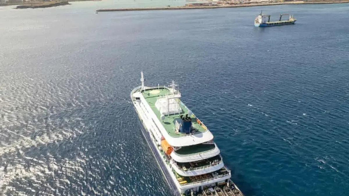 MV Hondius tampak berlabuh di Pelabuhan Praia, Cape Verde, di tengah penyelidikan wabah hantavirus, beberapa waktu lalu. The Guardian