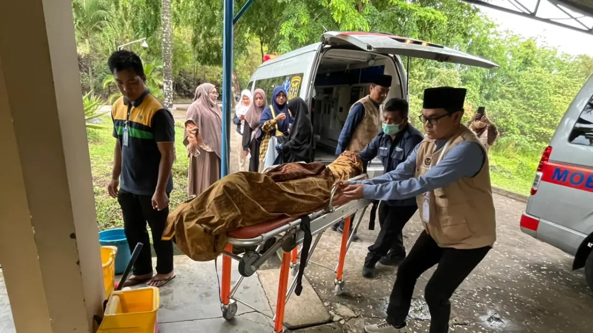 Petugas haji, termasuk Kakanwil Kemenhaj Riau, Defizon, membawa jenazah JCH asal Kampar yang wafat di Batam, Sabtu (9/5/2026). Kemenhaj Riau untuk Riau Pos