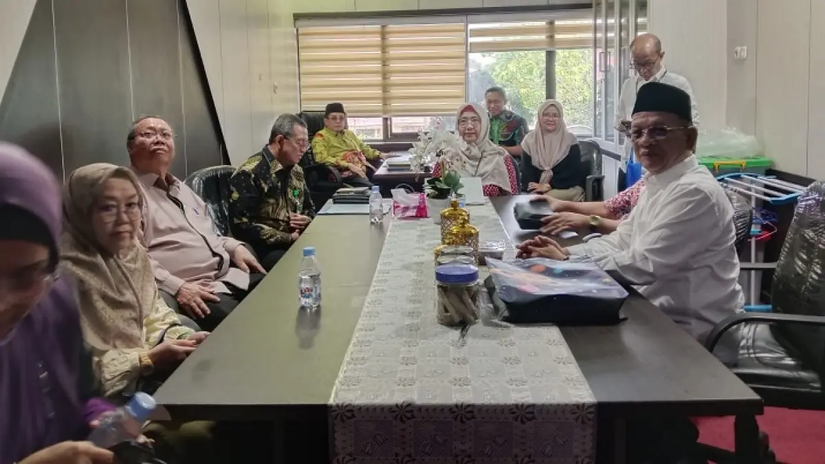 Prof Dr Jimmi Copriady MSi &nbsp;saat mengatarkan berkas dokumen pendaftaran bakal calon Rektor Unri periode 2026-2030 di Sekretariat Panitia Pendaftaran Pemilihan Rektor, Kamis (7/5/2026). (FKIP Unri untuk Riau Pos)