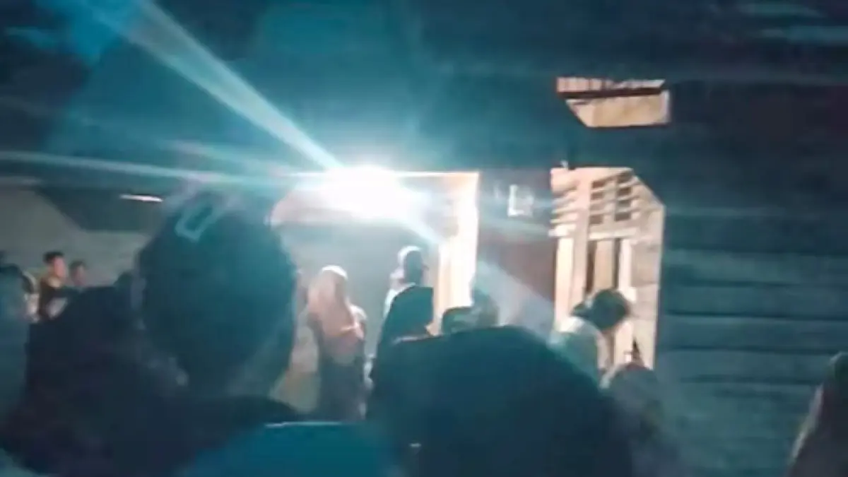 Ratusan emak-emak, pemuda dan remaja di Desa Bonai nekat geruduk dan rusak salah satu rumah terduga Bandar Narkoba, Kecamatan Bonai Darussalam Kabupaten Rohul, Sabtu (9/5/2026) malam. (Foto Warga Bonai)