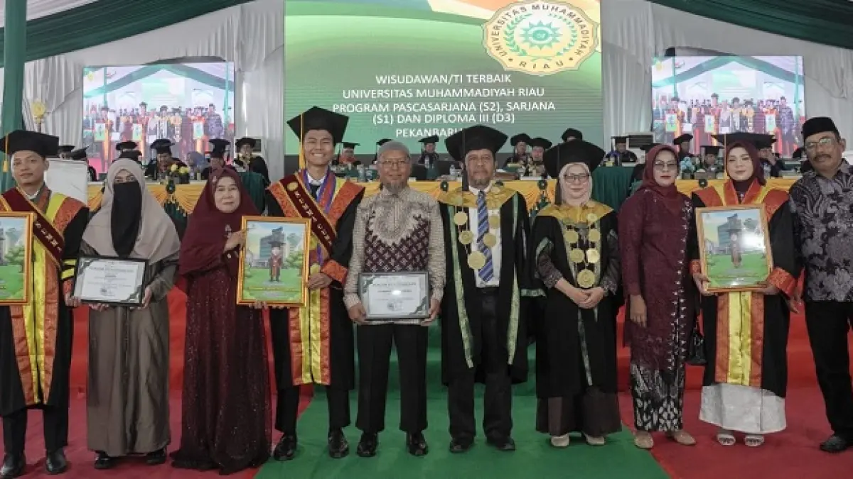 Rektor UMRI Dr H Saidul Amin MA foto bersama dengan wisudawan dan orang tua pemuncak, Sabtu (9/5/2026).(Humas Umri untuk Riau Pos)
