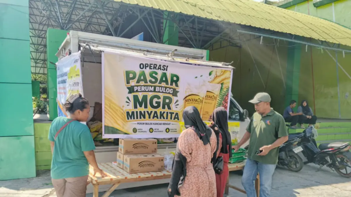 Sejumlah warga mengunjungi pasar murah yang di gelar Perum Bulog Kantor Cabang Rengat di RTH Rengat, Ahad (10/5/2026). (Bulog Rengat untuk Riaupos.co)