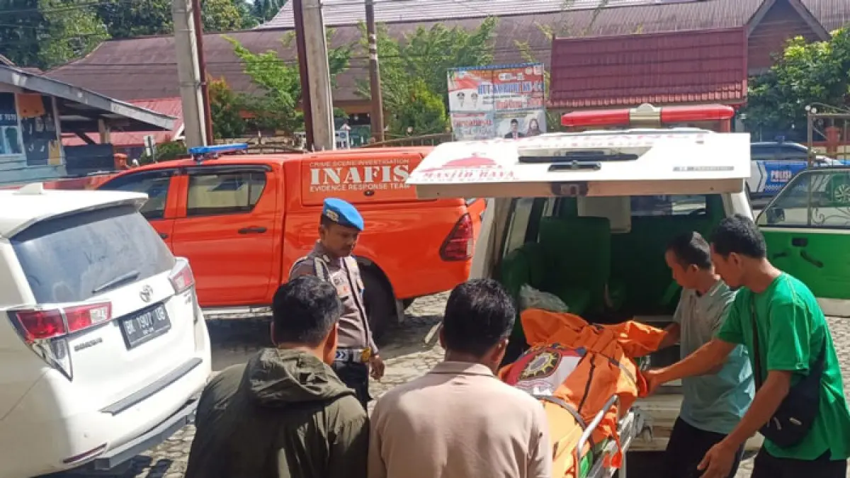 Tim Polres dan Polsek Kuantan Tengah melakukan evakuasi sosok laki-laki yang meninggal di sebuah hotel di kawasan Teluk Kuantan, Ahad (10/5/2026). (Polres Kuansing untuk Riaupos.co)