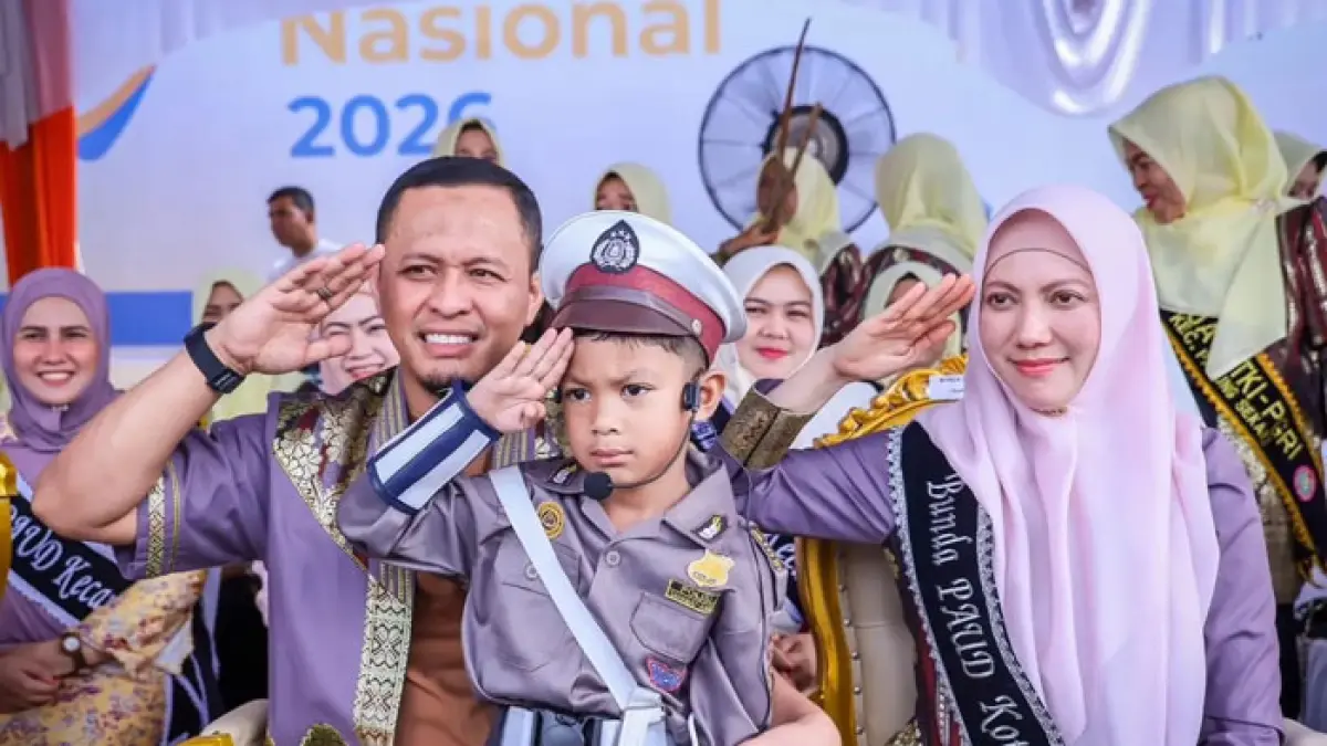 Wako Pekanbaru Agung Nugroho didampingi Ketua TP PKK Pekanbaru Sulastri Agung berfoto bersama seorang anak TK saat Gebyar TK Pekanbaru, Sabtu (9/5/2026). (Istimewa)