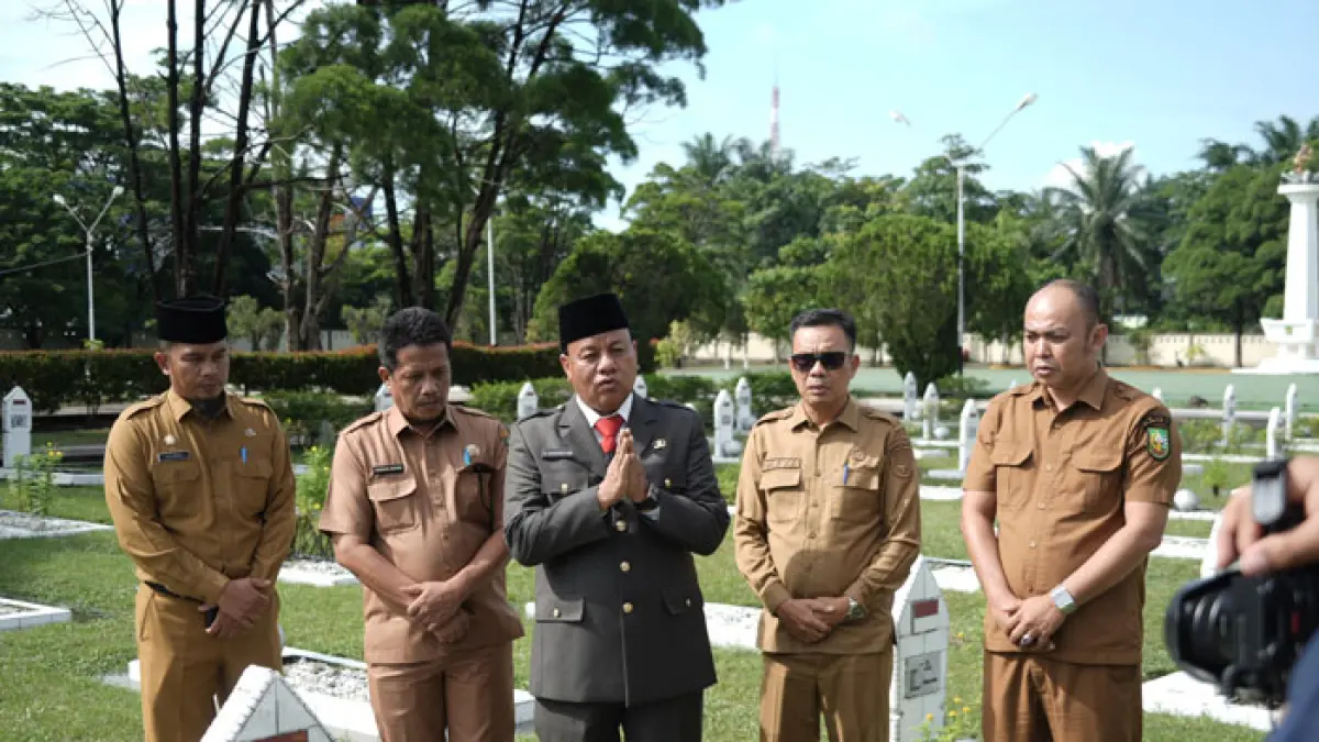 Bupati Kuansing H Suhardiman Amby didampingi Kabag Umum Deswan Antoni, Sekretaris Kominfo Hevi H Antoni, Kabag Protokol Zainal dan sepupunya Gusman berziarah ke Makam Pahlawan Datuk Bandaro Kuning Pejuang asal Kuansing yang merupakan kakeknya, Senin (11/5/2026). (Kominfo Kuansing untuk Riaupos.co)