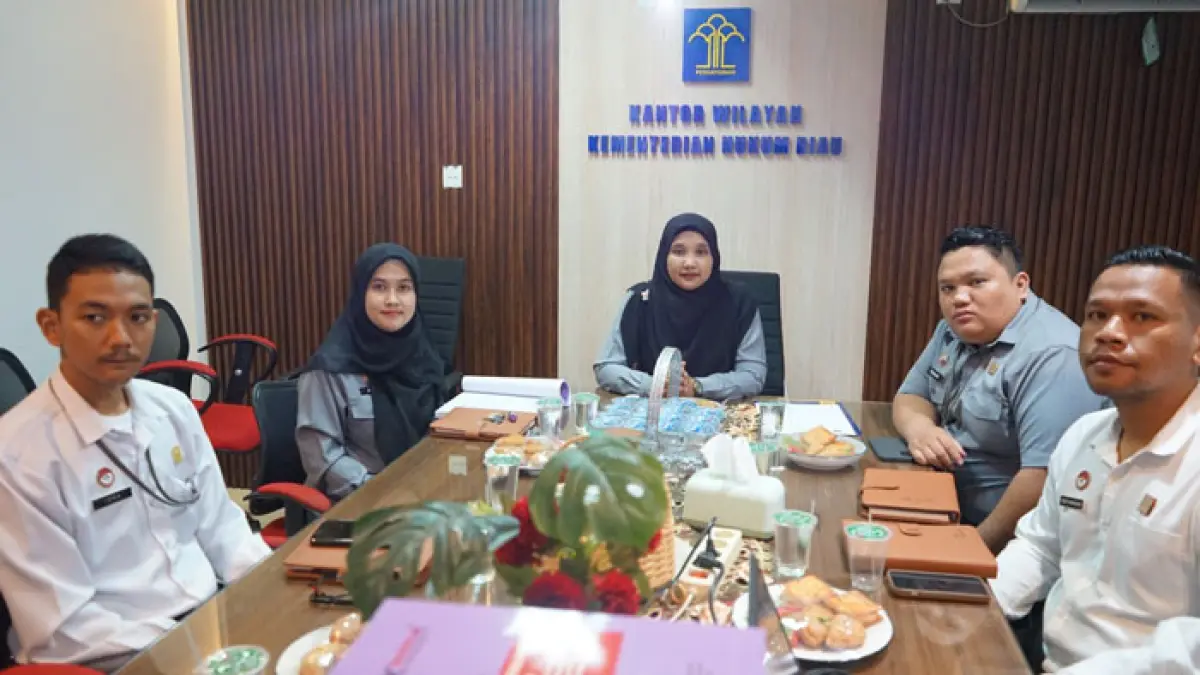 Kepala Divisi P3H Kanwil Kemenkum Riau Yeni Nel Ikwan (tengah), didampingi jajaran, mengikuti secara virtual Policy Talks 
