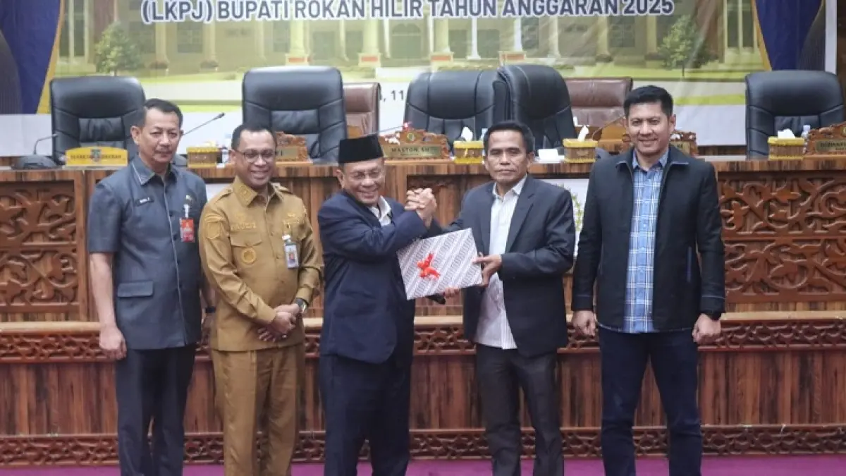 Bupati Rohil H Bistamam didampingi Sekdakab H Fauzi Efrizal, Sekwan Budi Fitriadi, menyerahkan berkas LKPJ T.A 2025 kepada pimpinan DPRD Rohil Maston SH dan Imam Suroso SE, Senin (11/5/2026) malam. (Zulfadhli/Riaupos.co).