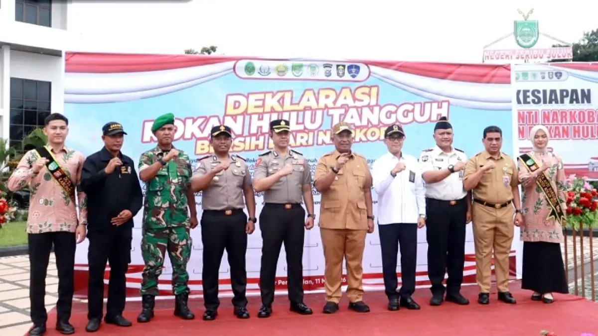 Bupati Rohul Anton didampingi Fokopimda foto bersama usai pimpin Apel Kesiapan Satgas Anti Narkoba dan Deklarasi Rokan Hulu Tangguh Bersih dari Narkoba di halaman Kantor Bupati Rohul, Senin (11/5/2026). (Engki Prima Putra/Riaupos.co)