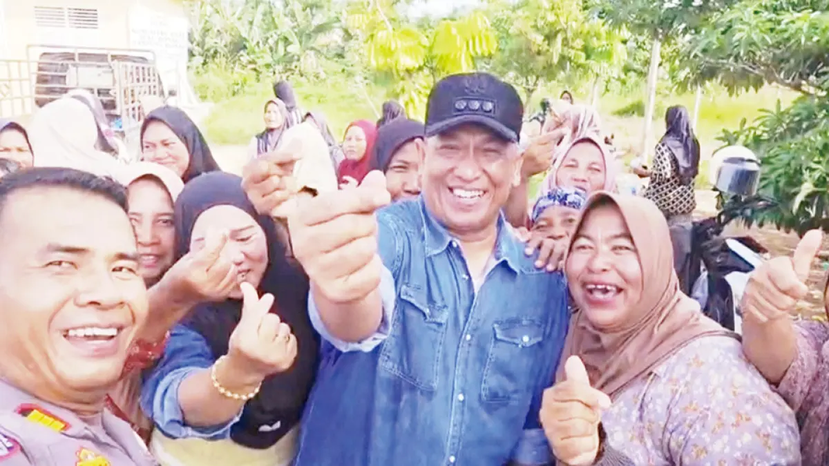 Bupati Rohul Anton foto bersama warga Desa Bonai, Kecamatan Bonai Darussalam, pascawarga mendatangi dua rumah terduga bandar narkoba di Kecamatan Bonai Darussalam, Ahad (10/5/2026) siang. (Diskominfo Rohul)
