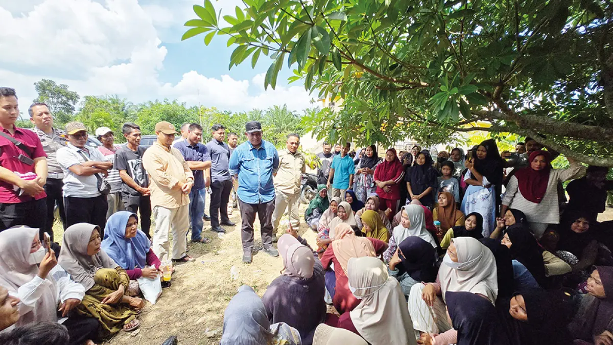 Bupati Rokan Hulu Anton bersama Kapolres Rohul AKBP Emil Eka Putra berdialog dengan warga Desa Bonai, Kecamatan Bonai Darussalam, Ahad (10/5/2026). (PROKOPIM SETDA ROHUL UNTUK RIAU POS)