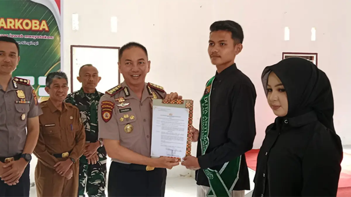 Dir Samapta Polda Riau Kombes Pol Syahrial M Said menyerahkan SK Desa Jake sebagai Kampung Tangguh Narkoba, Senin (11/5/2026) di Kantor Desa Jake. Foto Desriandi Candra