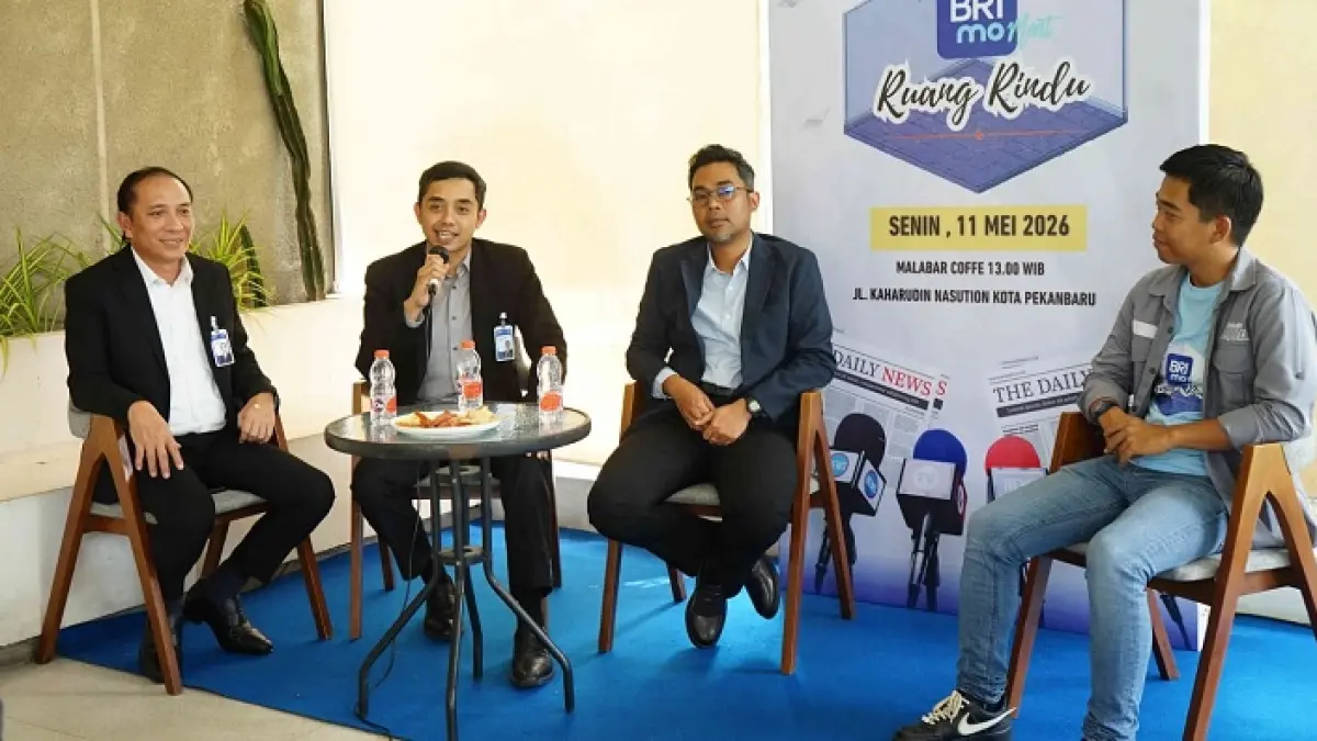 RCEO Region 2 Pekanbaru Dian Kesuma Wardhana (dua kiri), Regional Funding Transaction Head Region 2 Pekanbaru Tommy Salasah (kiri), Branch Office Head Pekanbaru Tuanku Tambusai Quariza Akhirul Amru Ryad (dua kanan), serta Project Director Nakula Event Promosindo Juni Riansyah (kanan) memberi penjelasan saat konferensi pers BRIMOment Ruang Rindu di Malabar Coffee, Senin (11/5/2026). (EVAN GUNANZAR/RIAU POS)