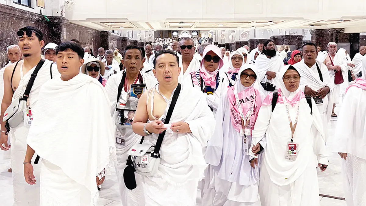 Jemaah calon haji Riau beserta petugas kesehatan berjalan bersama usai melakukan serangkaian ibadah wajib di Makkah, Ahad (10/5/2026). (MARRIO KIZAS/RIAU POS)