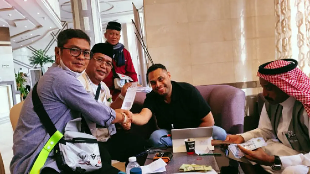 Karom JCH Kuansing Dr Agusmandar membayarkan Dam Karom 11 pada pelaksana di Makkah, Ahad (10/5/2026). (Kemenhaj Kuansing untuk Riaupos.co) 